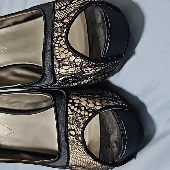 GUESS Black/ Lace Pumps - Picture 6 of 9